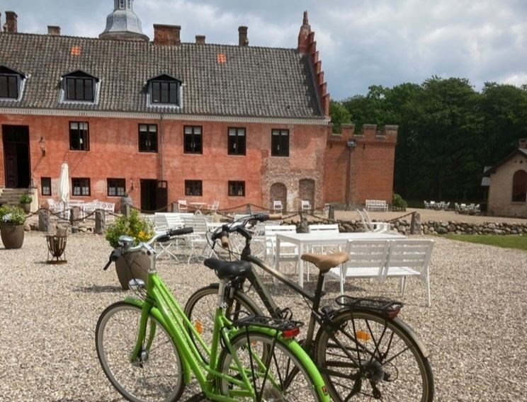 It is also possible to rent bicycles for DKK 150 per person per day. We have bicycle helmets, and we are happy to make a sandwich for the trip, and we can also help with bicycle routes at the reception. If you want a children's bike or seat, it must be booked a few days before arrival.