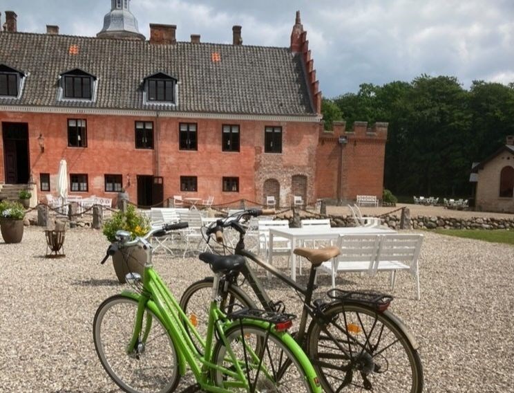 Det er også muligt at leje cykler til kr. 150,- pr. person pr. dag. Vi har cykelhjelme, og så smører vi gerne en sandwich til turen, samt vi kan hjælpe med cykelruter i receptionen. Ønsker I en børnecykel eller -sæde skal det bestilles et par dage inden ankomst.