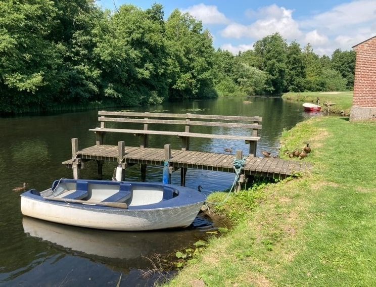 Broholm Schloss hat 2 Ruderboote, in denen sie eine entspannende Tur im Wassergraben und See. Wenn sie im Schloss wohnen, ist das Mieten der Boote kostenlos.